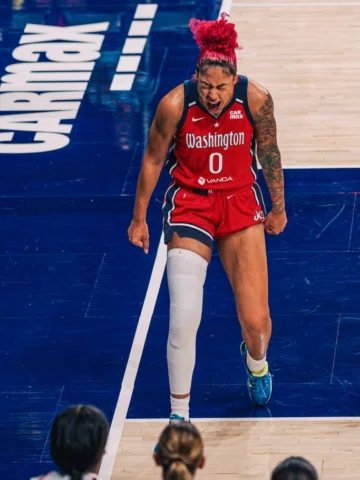 DOWN GOES THE ACES!!! @curlyhead_kira 😈

#ShakiraAustin #WNBA #Mystics #DC
