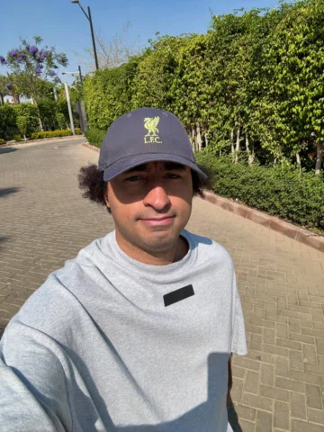 ⁨	⁨	ياعني خلاص Liverpool يامو  سنين بشجع من قلبي دانا كنت حاسس اني مولود هناك 😀
