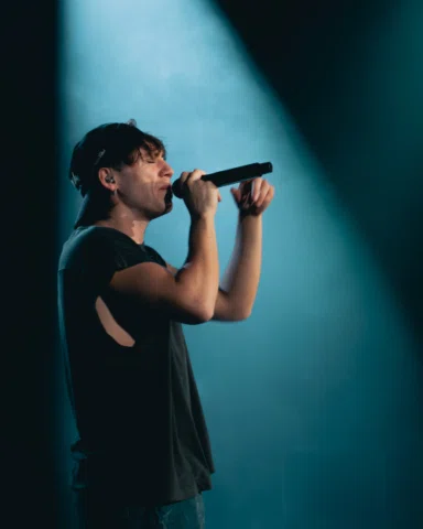 @paulolondra NYC 🗽
By @an.d.y_l 📸

#concert #paulolondra #leonesconflow #nyc
