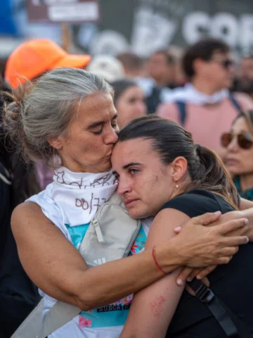 Llevo en la retina, más que fotos, abrazos impregnados. Yo solo iba atravesando 
