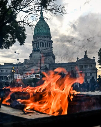 La calle, en Argentina, no es solo asfalto y tránsito: es escenario, memoria y l
