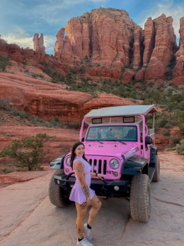 Get in losers we’re going hiking🩷🌄 @pinkjeeptours 
•
#sedona #hiking #pinkjeep