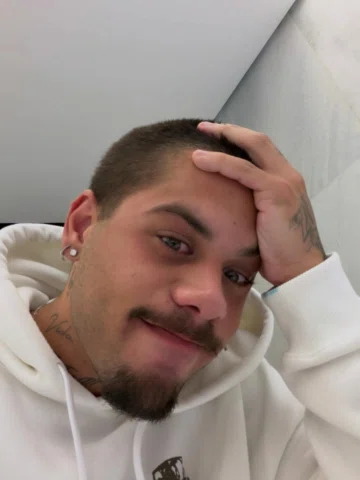 Tem dias em que a saudade pesa mais.