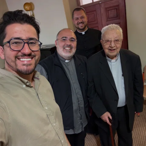🎉 Hoje celebramos o aniversário natalício de D. Serafim Ferreira e Silva, Bispo