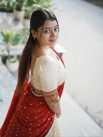 Emito , em maayo . 😌♥️ 
Wearing @varahi_artstudio 
Picture by @ram_chinthaparth