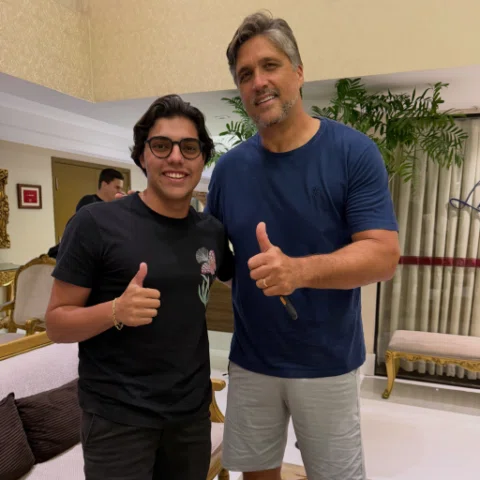 Visitando o Astro antes do TBT do WS, satisfação conhecê-lo Léo! 👊🏽🥹🔥

@vict