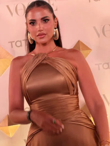🤎☀️
Thank you for having me @voguearabia  @tatweer.misr 

Dress @karoline_lang 