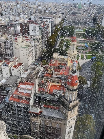 Lluvia, cúpulas y Buenos Aires.