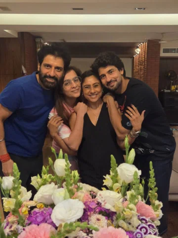 Some bonds are eternal forever pure and divine....❤️
Tini-mini, hussy❤️❤️❤️❤️
It