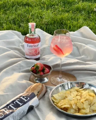 Your sign to plan a little picnic at Kensington Gardens on a sunny, spring day🧺