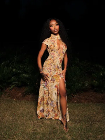 You know you need a Jungle Lady 🐆🌴

Makeup: @dolledbyyniy 
Henna: @stainedbymi