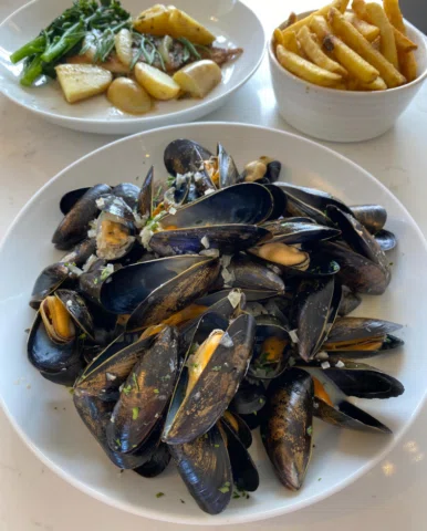 Eating fresh seafood on a Cornish island 🍴the perfect way to finish exploring S