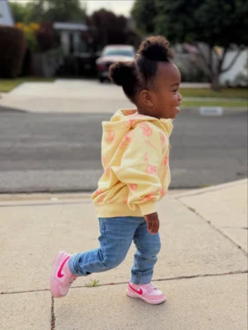 Walking into the weekend with a smile 💛🌟

#WeekendVibes #HappyBaby #LittleMome