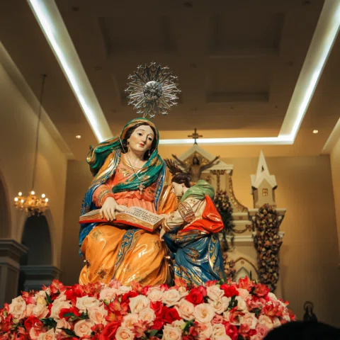 A fé que preenche o silêncio sagrado do altar é a mesma que ecoa nos passos de m