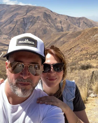 Y la felicidad no existe en soledad 🎶
Festejamos un cumple más juntos, un día p