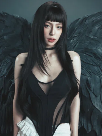 A little bit of a devil with angel eyes🪽

Photo. @lemsucarino 
Styling. @jemsta