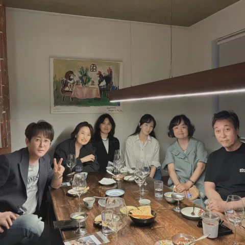작년  연말  첫모임에서 여름에 또보자해서 약속한 별밤가족들  모임!ㅎ
성수동은 처음인데 좋네요!^^
#이문세#신승훈#박경림#헤이#고은경_정미선