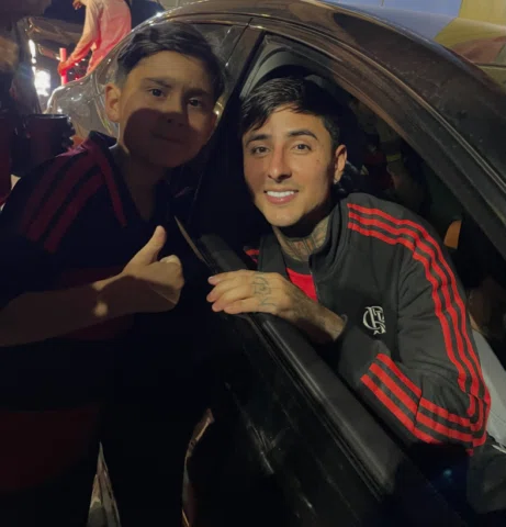 Ainda estou sem acreditar… 🥹❤️🖤
O dia em que conheci o meu maior ídolo vai fic