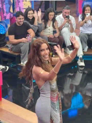 Registros da Anitta durante a gravação da sua participação no Altas Horas! 🤩✨

