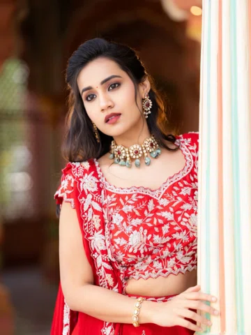 ❤️

MUA : @vriddhi_makeup_studio 
Outfit : @tasyacouture 
📸 : @absolutelyrahul 