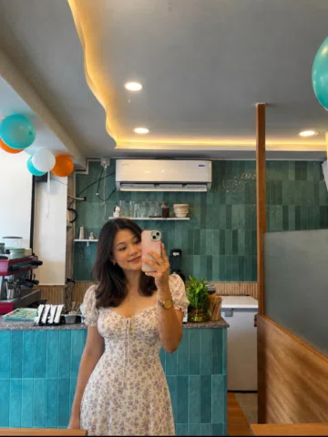 The feminine urge to just be pretty and
enjoy the good things in life…🤍🪽