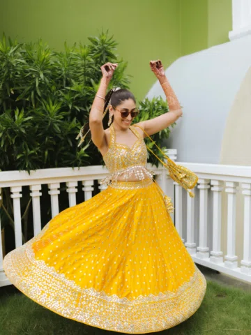 @harnoorwalia dancing through every Haldi moment with radiant skin, minimal glam