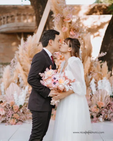 WE GOT MARRIED IN THE MIDDLE OF A PANDEMIC

A lot of soon to be brides are messa