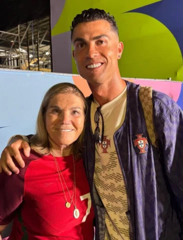 Cristiano Ronaldo With His Mom❤️.

@cristiano  @doloresaveiroofficial

#cristian