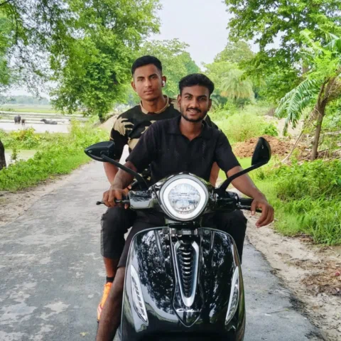 उम्र चाहे कितनी भी बढ़ जाए लेकिन..
सुकून तो आज भी जिगरी दोस्त के साथ ही मिलता है