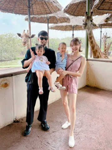 สวนสัตว์กลายเป็นบ้านหลังที่2 ของเด็กๆไปซะแล้ว มาทุกวีคจนซี้กับพี่ยีราฟแล้วคร้าบ�