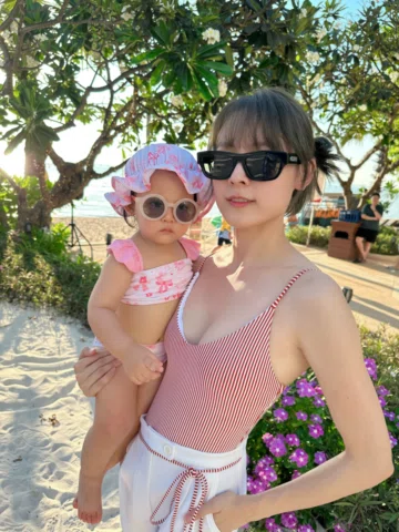 อยู่กับพ่อสายฮา พอแม่อุ้มมาเข้าโหมดสายแฟทันทีเลยนะออโรร่า😎 หน้าตึงได้อีกลูก555