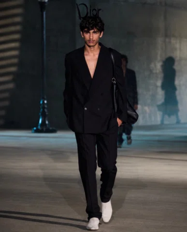From our driveway to the runway 😂 Paco made his debut last night for @dior and 