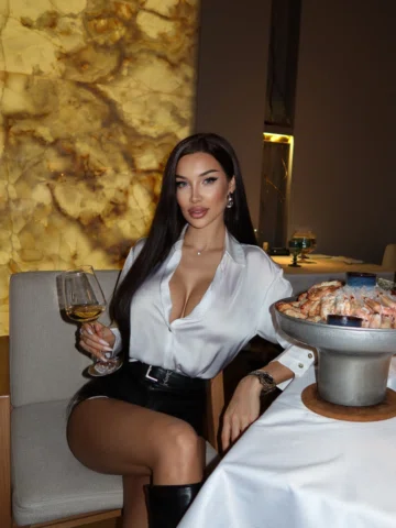 Ужин в кругу любимых🥂❤️
⠀ Loc: @meat_and_fish_krd 🦪