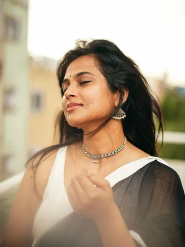 No makeup today… just a happy heart, my favourite saree, and the wind doing its 