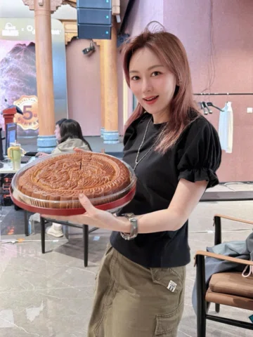 過節在工作中渡過
很久沒有見過這麼大的月餅咯🥮
追月快樂🌝

#midautumnfestival #mooncake