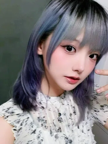 lives💙
#selﬁe #bluehair #livephoto