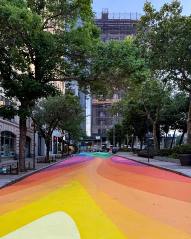 all aglow; it's a bow! 🌈☀️🌈

🎨: 'Urban Flow' by @dasicfernandez @street_plans