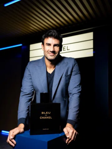 @chanel.beauty 
#bleudechanel 
#chanelfragrance 

Outfit
 @buccellimx  @john_leo