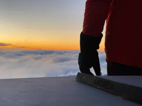 Partenza alle 5:00 da Prada.

Durante tutta la salita ci accompagna la nebbia, f