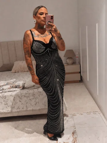 ✨ Bon, j’ai besoin de vous : on valide cette robe pour monter sur scène ? 🖤✨
No