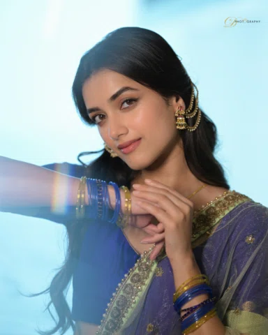 An aura of timeless beauty and elegance 💙

Inframe: @bhagyashriiborse ✨
📸: @de
