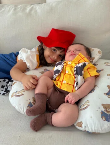 Nuestro primer disfraz de hermanitos, vaquera jessi y comisario Woody 🐎 ¿cuál f