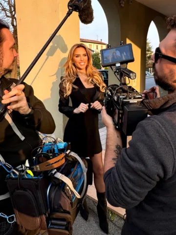 Cit “buona la prima 🤣” 
A New Project #comingsoon 🎥 
Non vedo l’ora! 🤩 Grazie