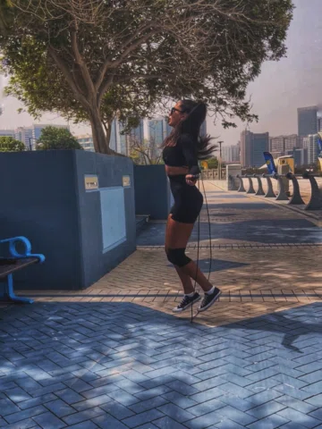 Beach, sweat, and sunshine 🌊☀️ 
A quick mini workout where I feel happiest, the