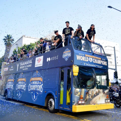 It’s a parade inside my city yaaaaa 🎉💙