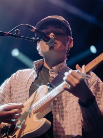 Connecticut alternative band sundots currently opening for British indie rockers