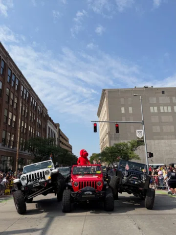 All Jeep Parade (Beep Beep) @toledojeepfest

Drop a picture of your favorite JEE