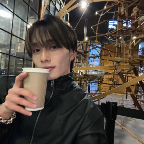 Korean city🇰🇷
w/ @shu_11x 🐺