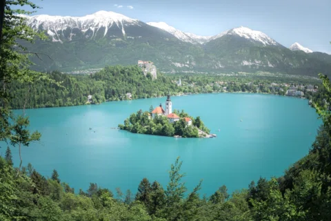 El Lago Bled desde uno de los miradores de arriba. La subida entre árboles y de 