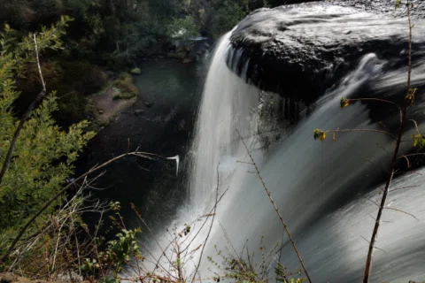 Salto Cailín, Collipulli. Esta vez desde el filo mismo de la caída, asomado haci